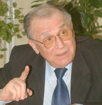 Iliescu: Băsescu ne dă lecţii de cum se umple paharul şi se aranjează şpriţul